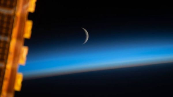 На МКС показали, как выглядит молодая Луна из космоса