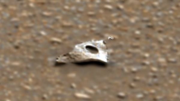 На Марсе нашли треугольный металлический объект