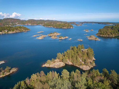 В Норвегии продается потрясающий частный остров с домом – настоящая мечта отшельника (12 фото)