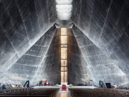 Великолепные интерьеры модернистских церквей в фотографиях Тибо Пуарье (15 фото)